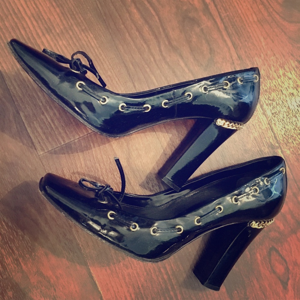 🖤 CASADEI black patent leather gold chain detail